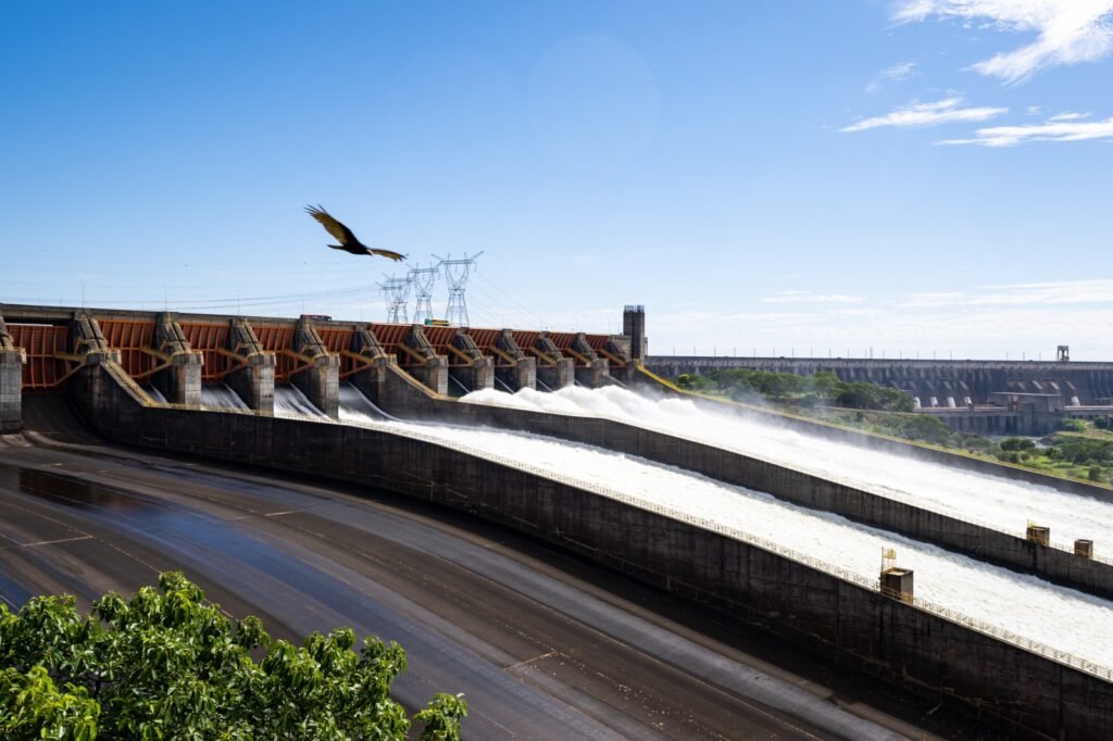 Após sete anos, usina de Itaipu abre duas calhas do vertedouro