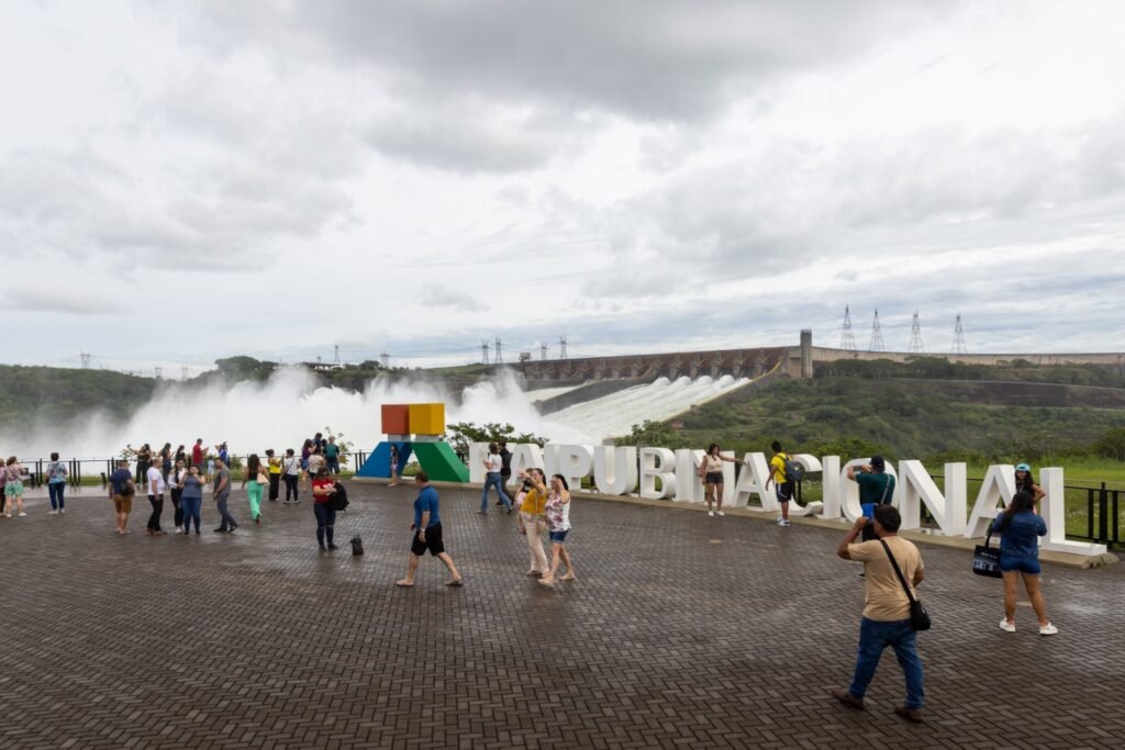 Pelo segundo domingo consecutivo, usina de Itaipu abre duas calhas do vertedouro
Vazão máxima prevista é de aproximadamente 11 milhões de litros de água por segundo (11 mil m3/s), equivalente a quase sete vezes a vazão média das Cataratas do Iguaçu.