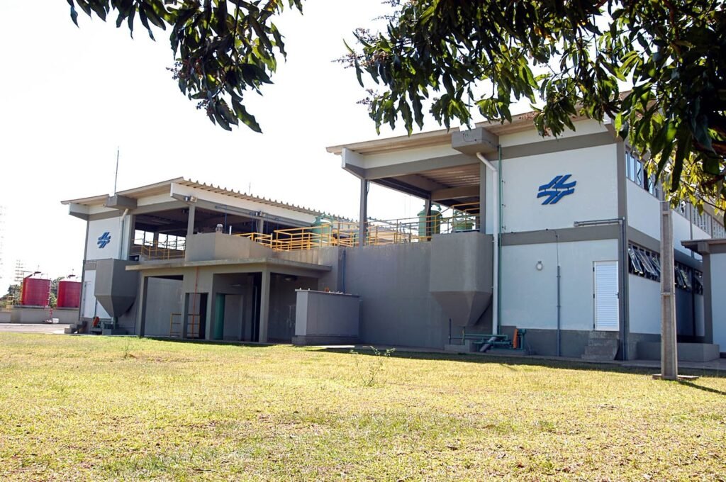 A Sanepar informa que a captação de água que atende a estação de tratamento de água da Vila C, em Foz do Iguaçu, está sem energia neste domingo (26).