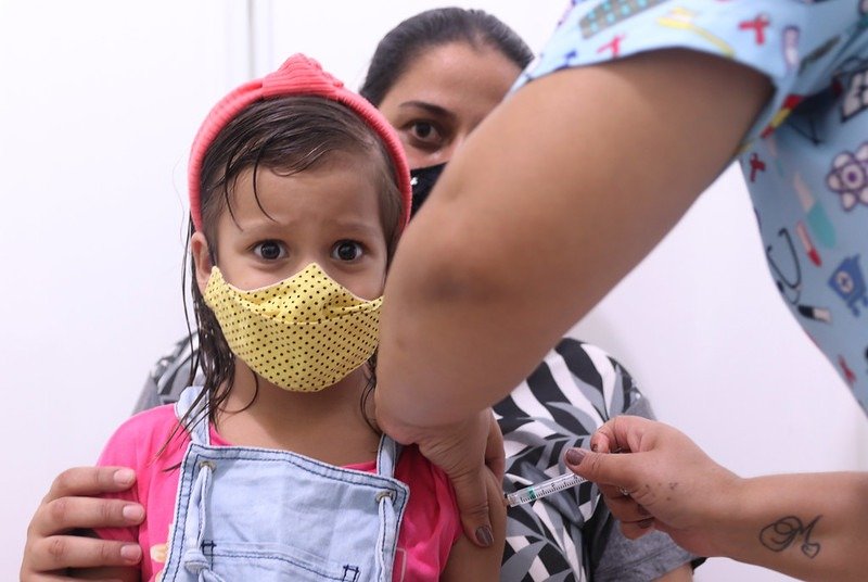 Com a chegada de novas doses de vacinas pediátricas contra a Covid-19, Foz do Iguaçu retoma a vacinação de bebês a partir dos 6 meses e crianças de 5 a 11 anos