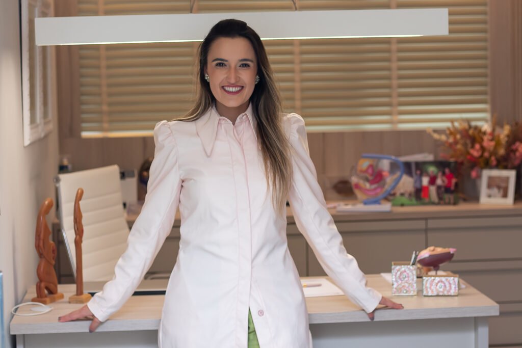 Dra. Alyssa M. Françozo Miranda 
é Especialista em Reprodução Humana,  
Cirurgia Ginecológica Minimamente Invasiva.        
Ginecologista e Obstetra

Diretora de comunicação da AMCR-Associação Mulher Ciência e Reprodução Humana do Brasil 
