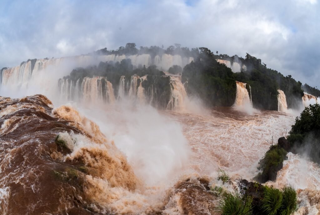Cataratas do Iguaçu atinge vazão de 9 milhões de litros d’água por segundo