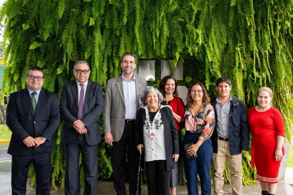 A empregada de Itaipu, Sonia Castanheira, com seus advogados, filhos, cuidadora e diretores de Itaipu: reparação histórica após quase cinco décadas.
