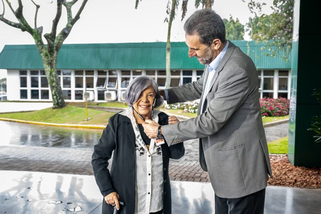 Sonia posa com crachá recebido das mãos de Enio Verri, diretor-geral brasileiro de Itaipu, onde marcou sua entrada no relógio de ponto pela primeira vez. Fotos: Rafa Kondatsch | Itaipu Binacional