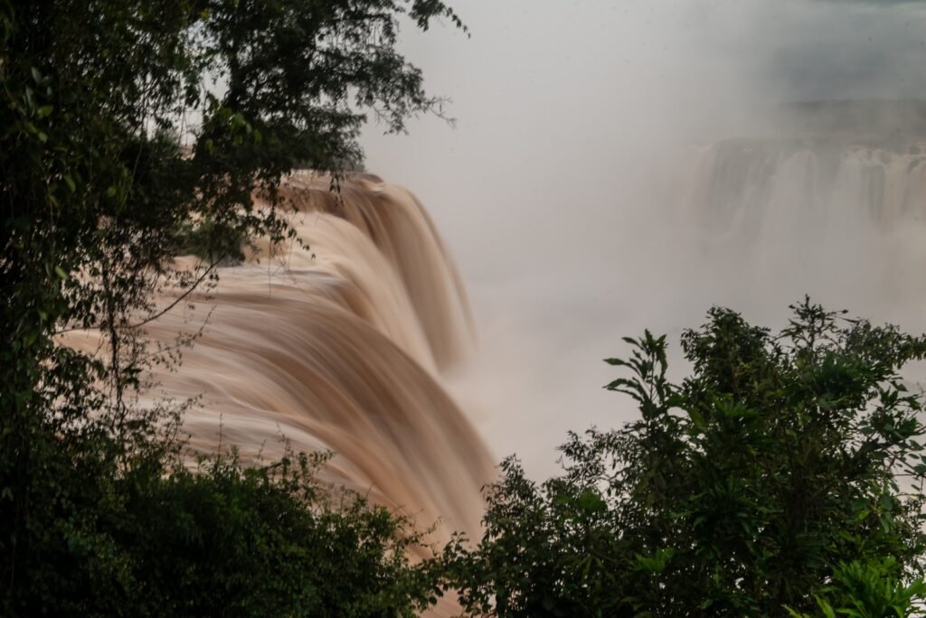 Nesta sexta-feira, 14 de julho, as Cataratas do Iguaçu estão com a vazão de 6 milhões de litros d’água por segundo. A vazão regular é de 1 milhão e 500 mil litros d’água. 
