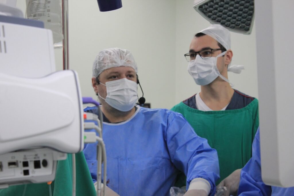 Realizando Avanços na Saúde Pulmonar: Hospital Costa Cavalcanti sedia cirurgia torácica com cirurgião de renome internacional
