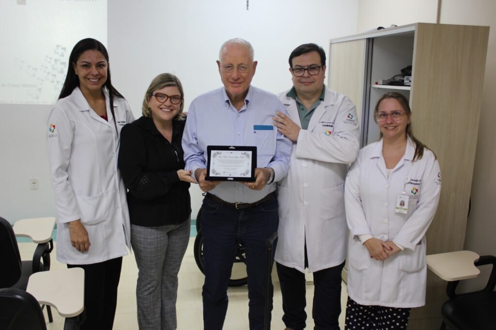 Dr. Pedro Peres recebe homenagem do Hospital Costa Cavalcanti

