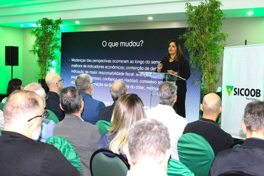 Jornalista e comentarista especializada em economia, Denise de Toledo fez palestra exclusiva a cooperados do Sicoob Três Fronteiras – foto: Divulgação