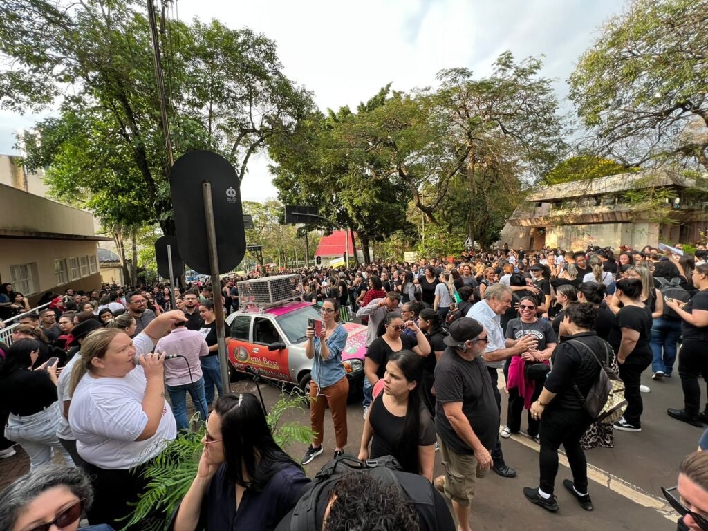 Centenas de profissionais da Educação protestam em frente à Prefeitura de Foz.