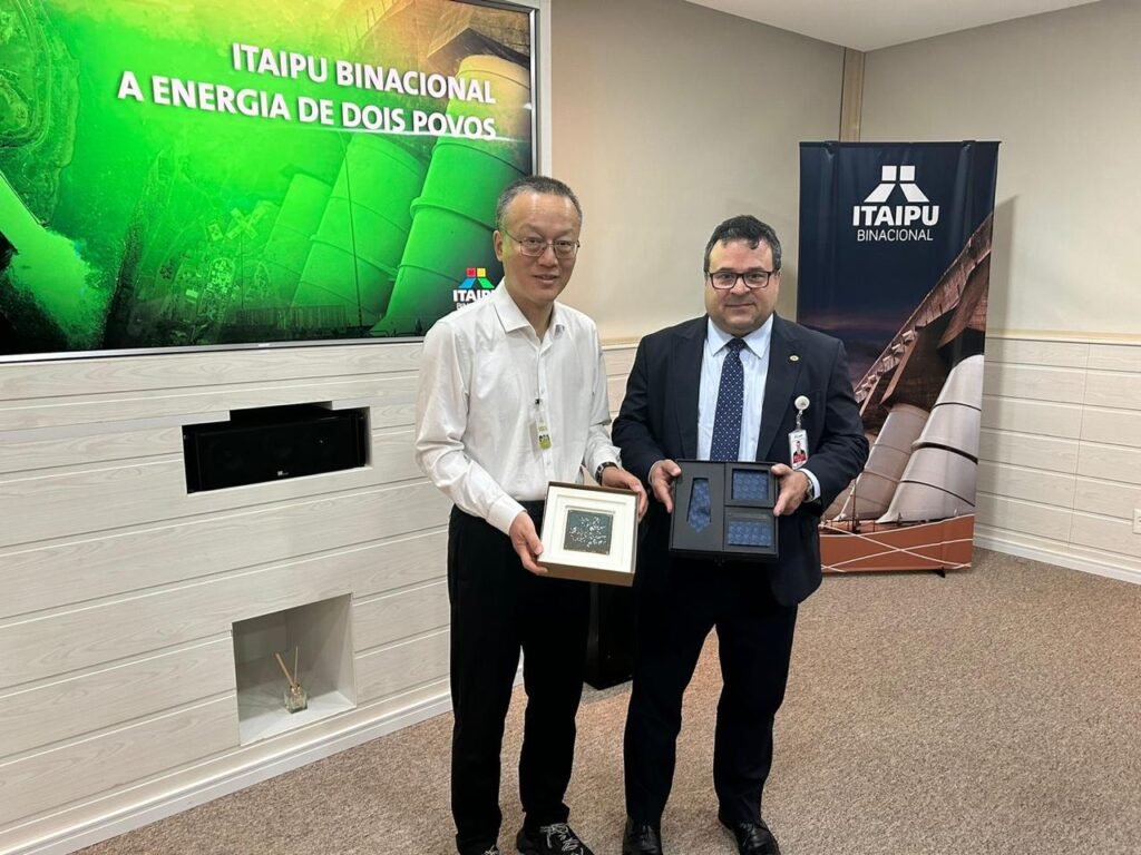 Diretor jurídico de Itaipu recebe vice-ministro da Ciência e Tecnologia da China
