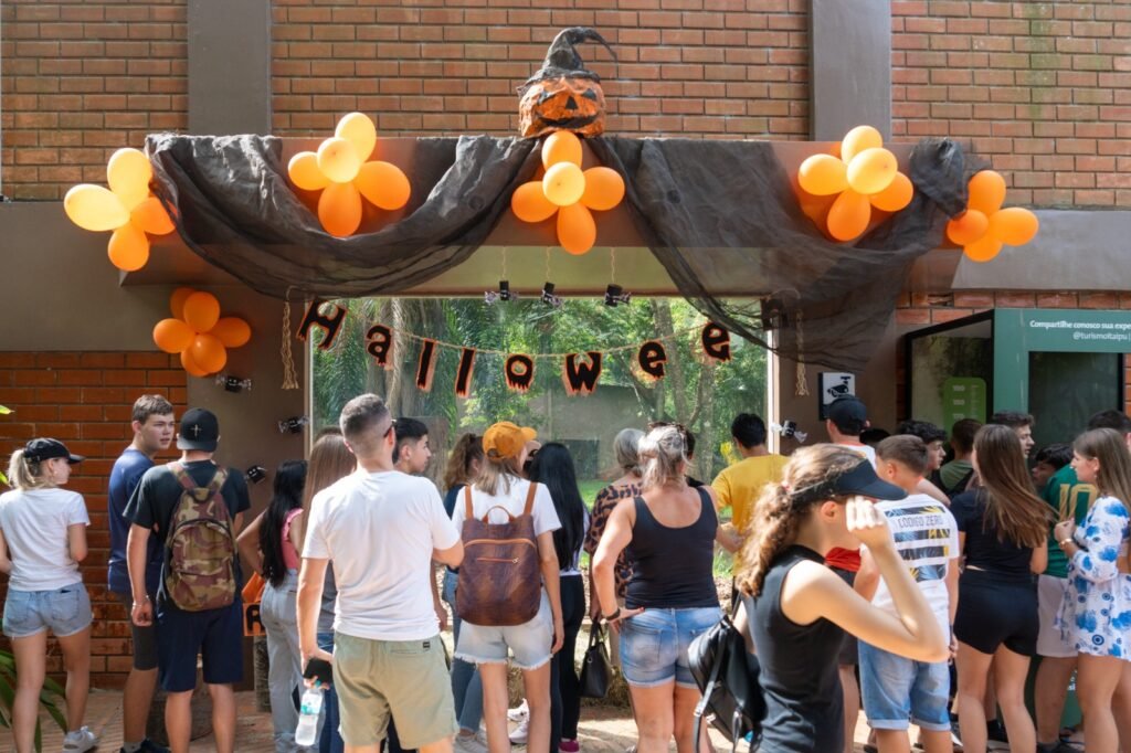 Animais do Refúgio Biológico Bela Vista de Itaipu celebram o Halloween
