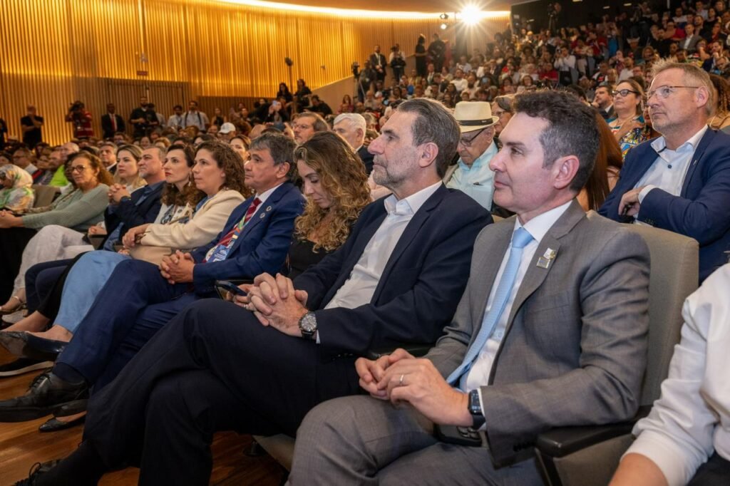 O diretor-geral brasileiro da Itaipu, Enio Verri, e ministros e conselheiros Esther Dweck e Mauro Vieira representaram a empresa no evento