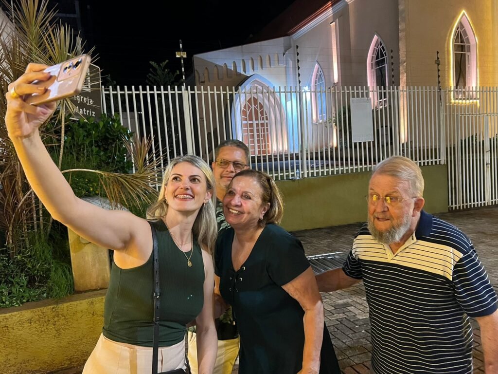 A moradora de Foz do Iguaçu assistiu à Parada de Natal com o marido e os amigos.