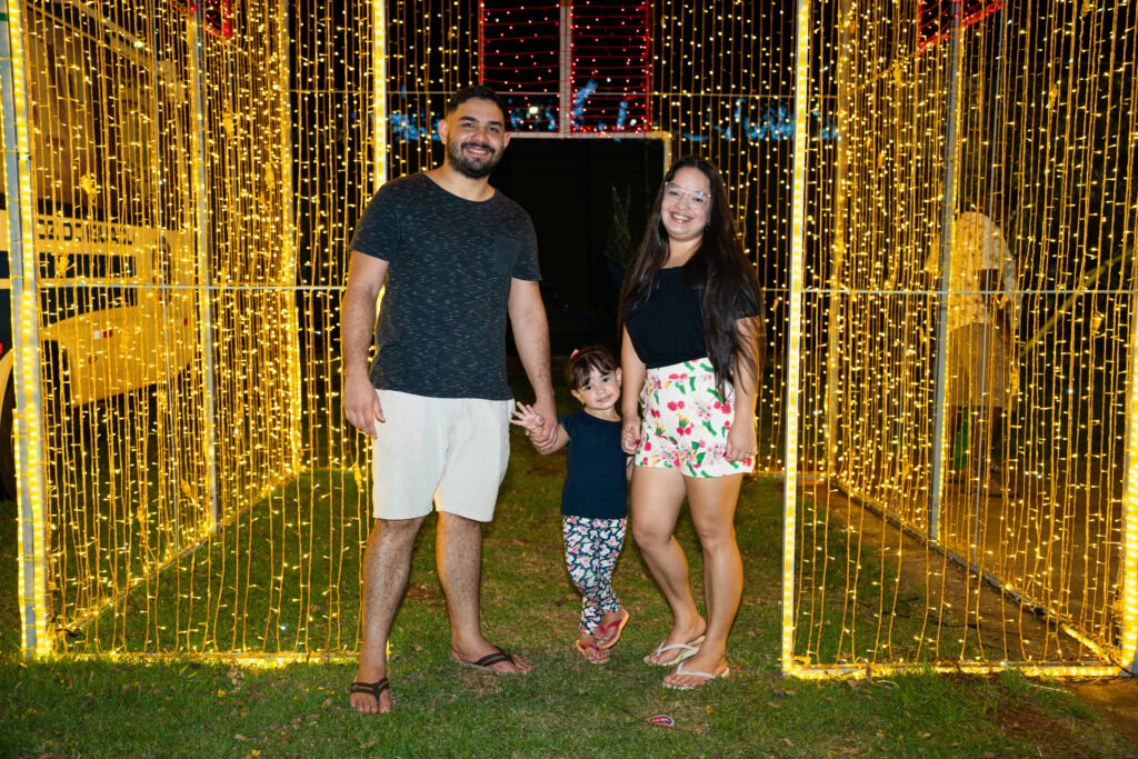 A pequena Ana Luiza da Silva aproveitou a Abertura do Natal junto dos pais na Praça da Paz. Foto: Video UP/PMFI