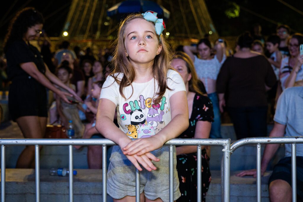 As crianças ficaram encantadas com as apresentações na abertura do Natal de Águas e Luzes na Praça da Paz. Foto: Video UP/PMFI