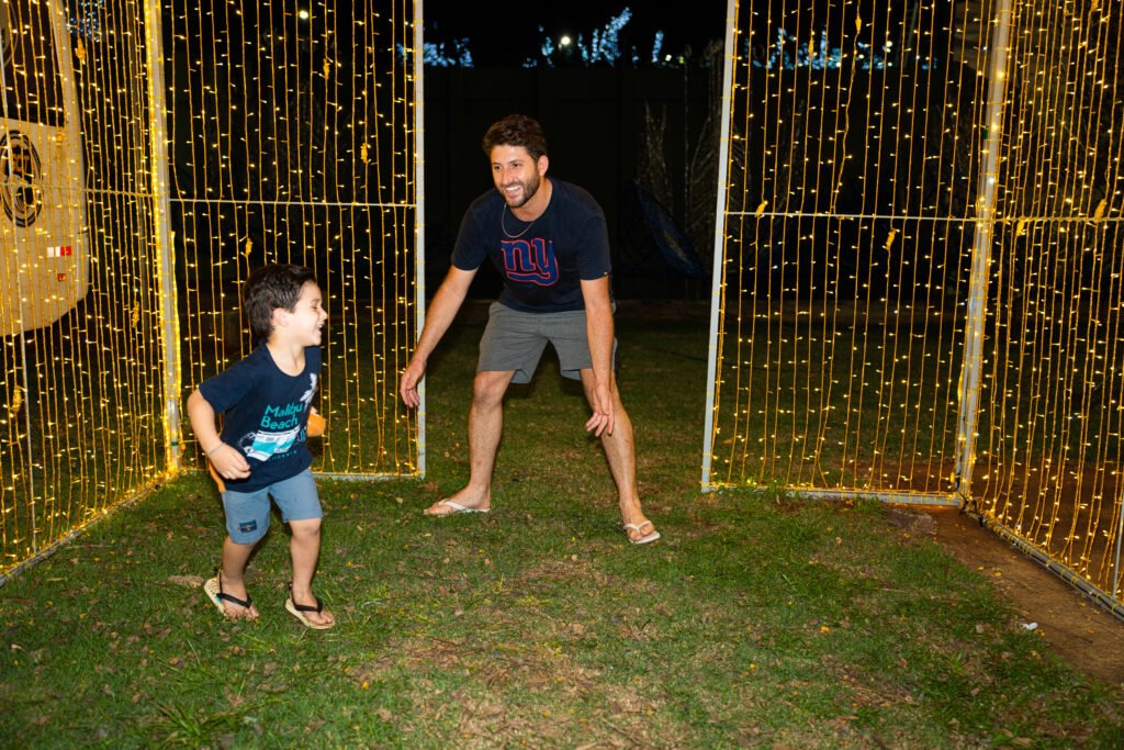 Harisson brinca com o filho Theo, que aprova a decoração e a diversão. Foto: Video UP/PMFI