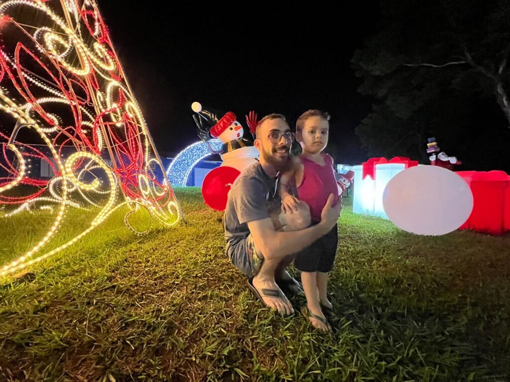 Marcos Felipe leva o pequeno Tupã para ver a decoração