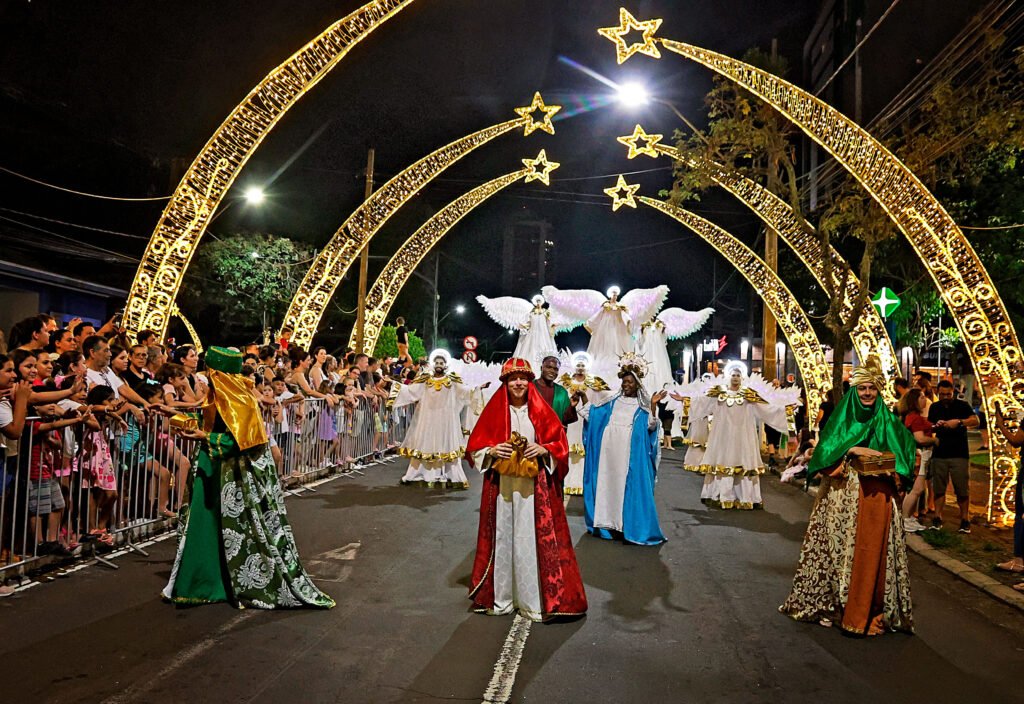 Artistas iguaçuenses se apresentaram na Parada de Natal. Foto: Christian Rizzi.