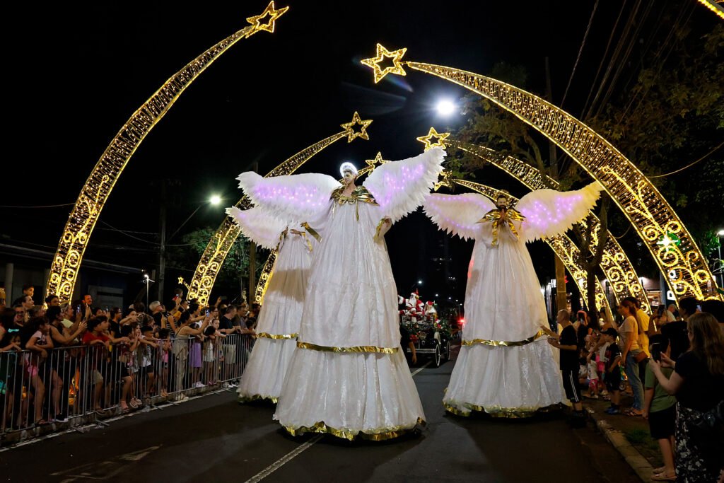 Anjos encantam o público na Parada de Natal. Foto: Christian Rizzi.