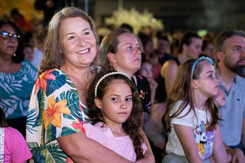 Roseli Weis, moradora de Foz do Iguaçu, acompanhou a apresentação do espetáculo Quebra-Nozes da primeira fila. Foto: Video UP/PMFI