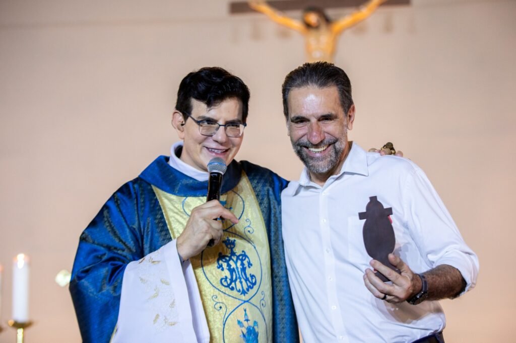 Enio Verri recebeu uma imagem de presente do Padre Reginaldo Manzotti. Foto: Jean Pavão/Itaipu Binacional