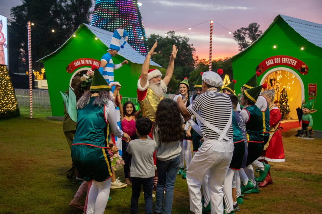 Oficinas de Natal no Gramadão atraem crianças e adolescentes de projetos sociais
