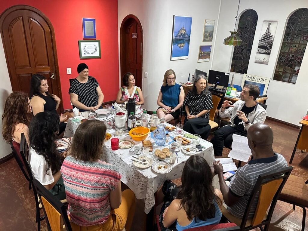 No “Clube do livro”, periodicamente os leitores se encontram para fazer a discussão sobre um livro selecionado, normalmente de autores franceses.
Crédito: Assessoria/Divulgação