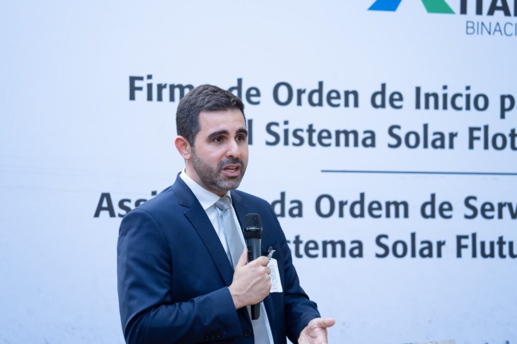 Itaipu autoriza instalação de usina solar flutuante no reservatório da usina