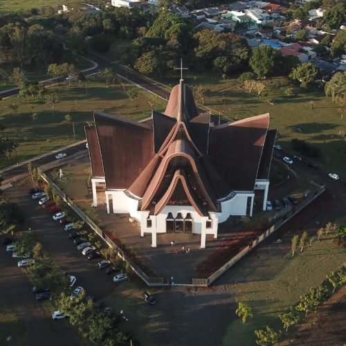 Catedral Nossa Senhora de Guadalupe na Vila A em Foz do Iguaçu durante a Semana Santa

👉 Se quiser mais forte ainda:
Catedral Nossa Senhora de Guadalupe em Foz do Iguaçu vista de cima, local das celebrações da Semana Santa