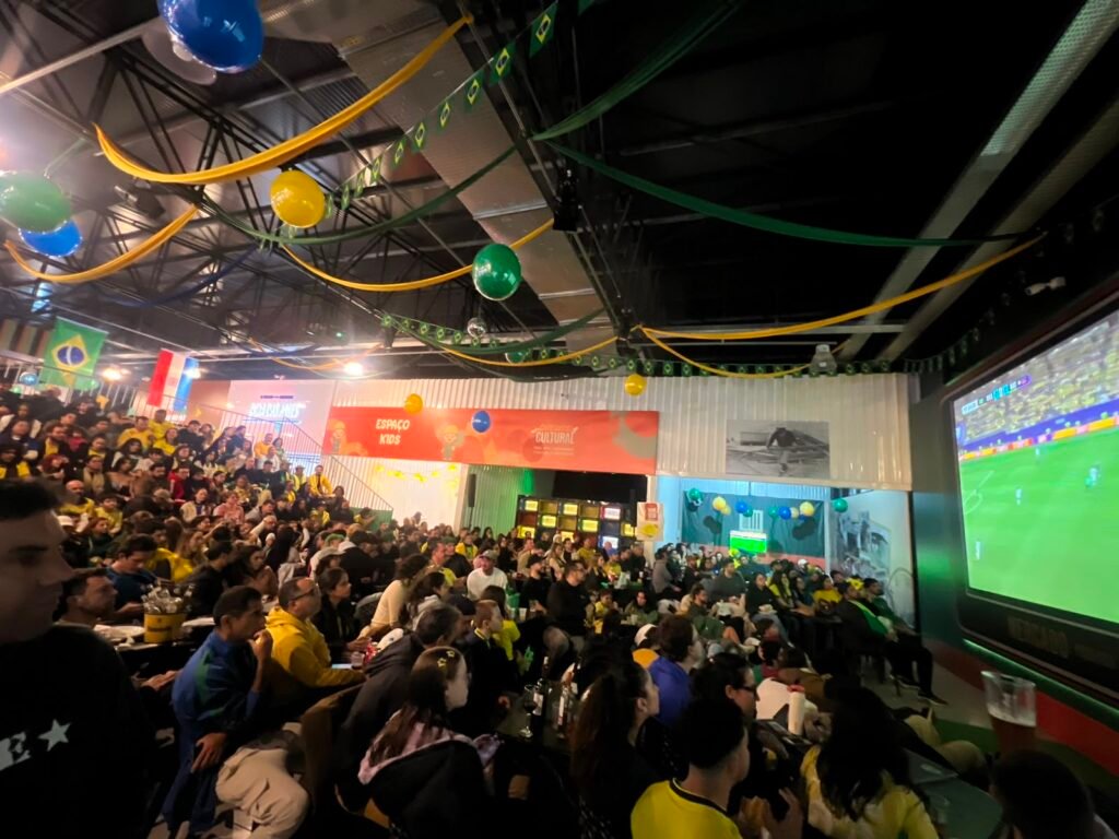 Mercado Público Barrageiro preparou uma arquibancada para o público assistir aos jogos da Copa do Mundo.