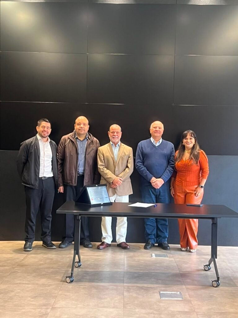 Diretores da FIBRA e da Tarobá construções celebram convênio de previdência complementar
