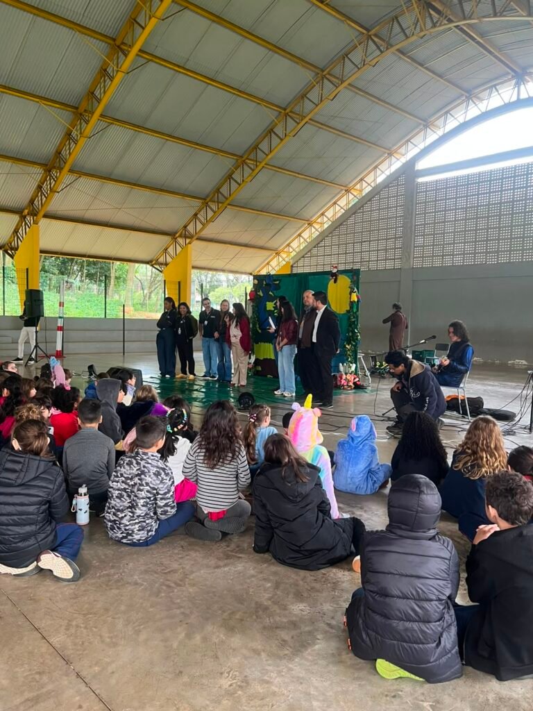 Equipe da FIBRA leva educação financeira às crianças da escola municipal Josinete Holler da Vila A