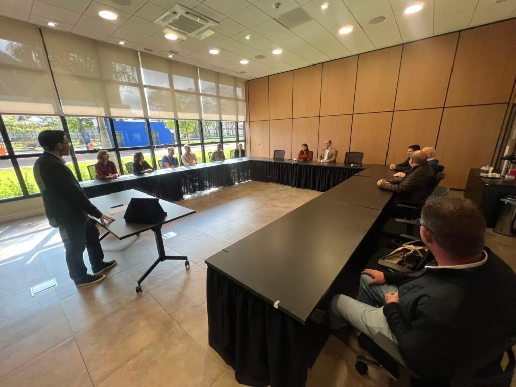 Gerentes e diretores da FIBRA receberam os diretores da Tarobá Construções para celebrar o primeiro convênio realizado pela Fundação.