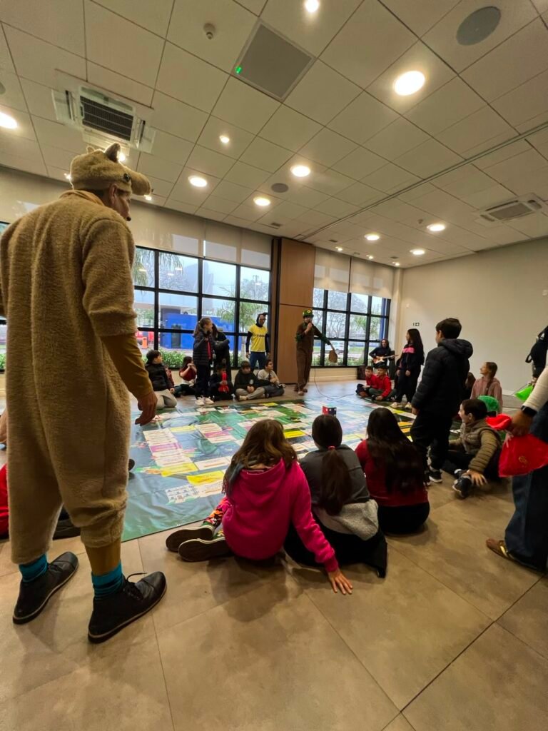 Estudantes da Escola Municipal Josinete Holler da Vila A visitam a sede da FIBRA e participam de jogos educativos sobre educação financeira