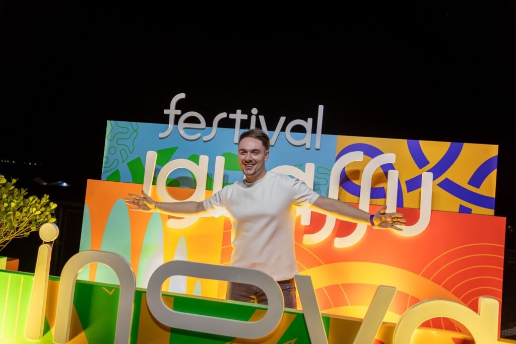 O Festival Iguassu Inova 2026 chega com uma programação musical ampliada, que, pela primeira vez, terá grandes atrações nacionais em todas as noites do evento. Duda Beat abre a programação no dia 25 de novembro, seguida por Arnaldo Antunes (26), Os Garotin (27) e Emicida (28), que encerra o Festival. A terceira edição também reúne nomes como Drauzio Varella, Gabriela Prioli, Monja Coen e Caito Maia na programação de palestras e apresentações. Considerada a maior edição do evento, o Festival acontece de 25 a 28 de novembro, no Itaipu Parquetec, em Foz do Iguaçu, com entrada gratuita.