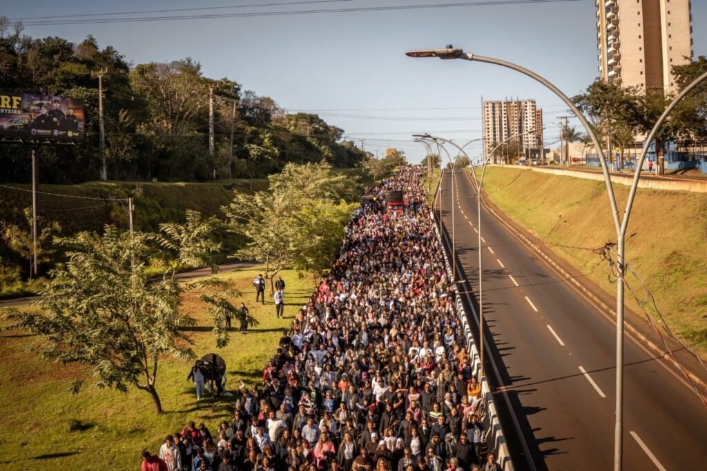 São esperaras milhares de pessoas