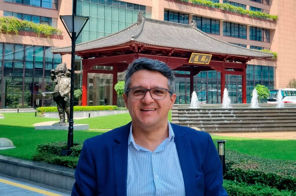 O diretor-superintendente do Hospital Itamed, Gilmar de Oliveira, participa de uma Missão Técnica à China, de 15 a 19 de setembro, voltada ao conhecimento de tecnologias, modelos de gestão e soluções de infraestrutura que poderão contribuir para a futura implementação da Rede Nacional de Serviços e Hospitais Inteligentes e Medicina de Alta Precisão, no âmbito do Sistema Único de Saúde (SUS).
