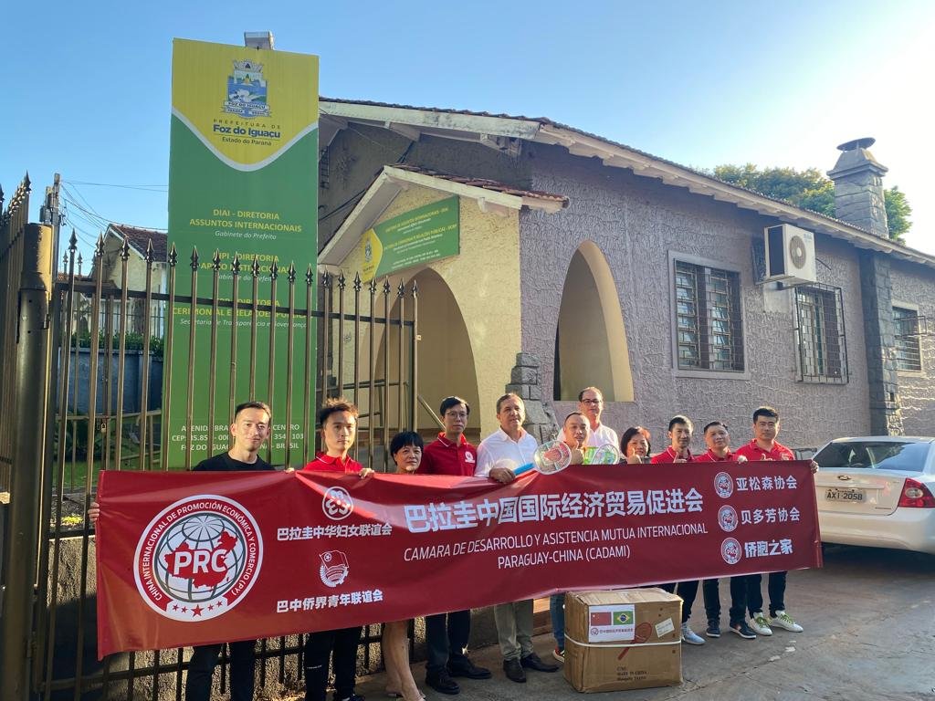 Prefeitura de Foz recebe doação de 1.200 raquetes mata-mosquito da Câmara de Comércio e Assistência Internacional de Paraguai e China