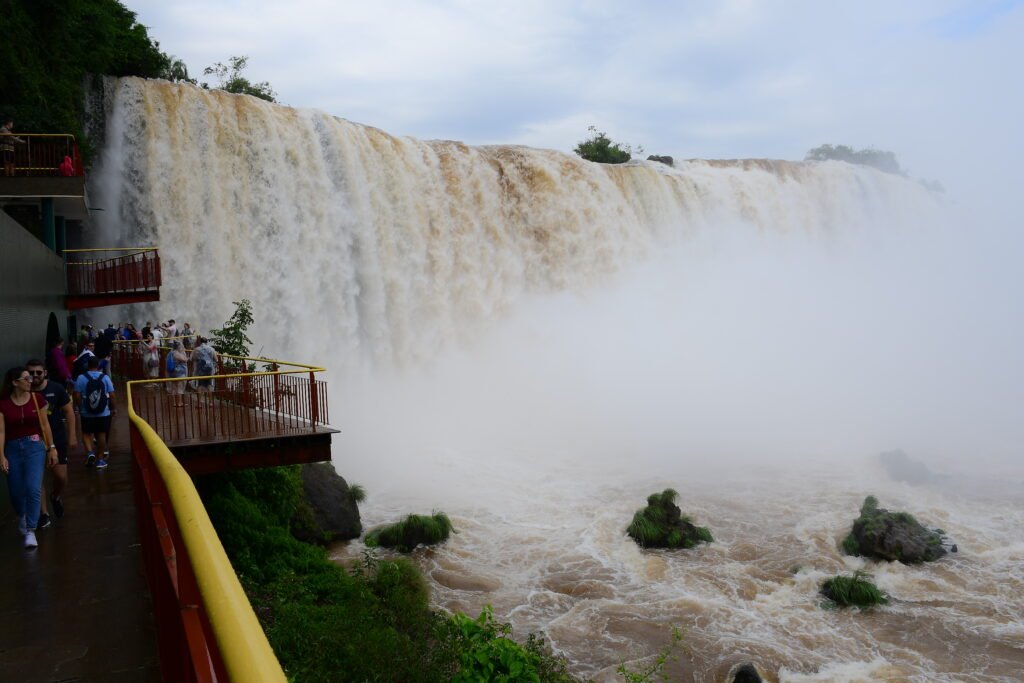 Cataratas do Iguaçu está com vazão d'água de 3 milhões de litros