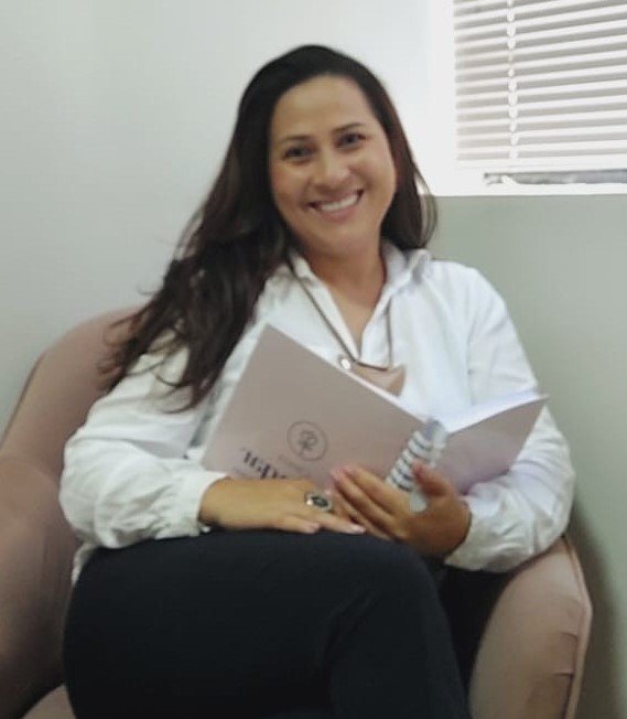 Psicóloga responsável técnica pela Clínica Dialogar na Vila A: Annie Heloise Lima Castanho