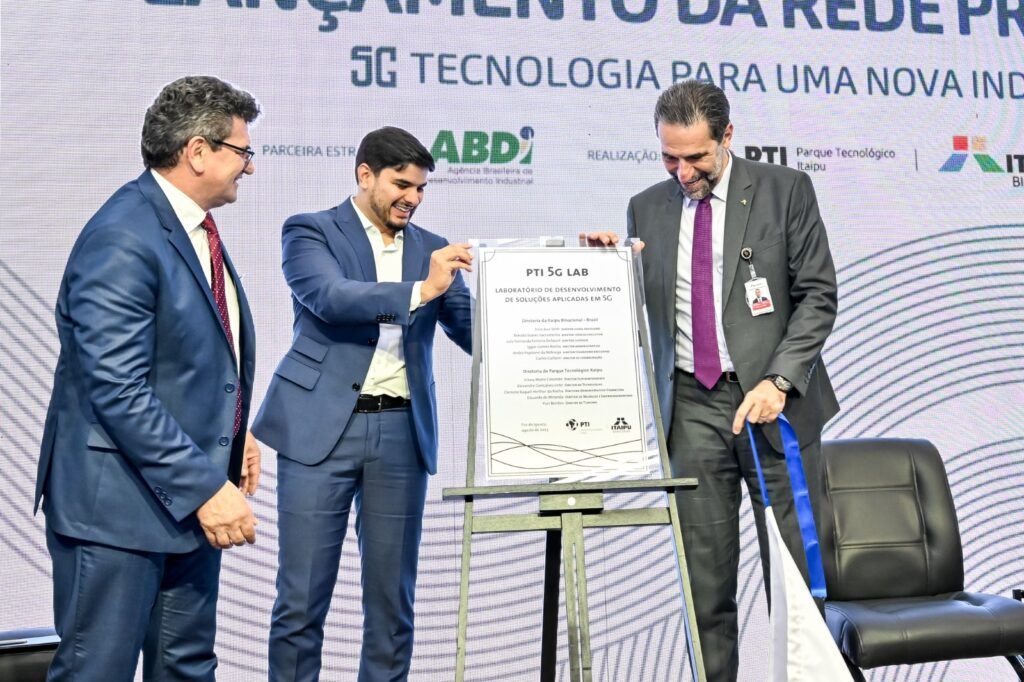 Irineu Colombo diretor-superintendente do PTI_ Igor Nogueira Calvet- diretor da ABDI e Enio Verri diretor-geral brasileiro de Itaipu desceram placa inaugural do laboratório