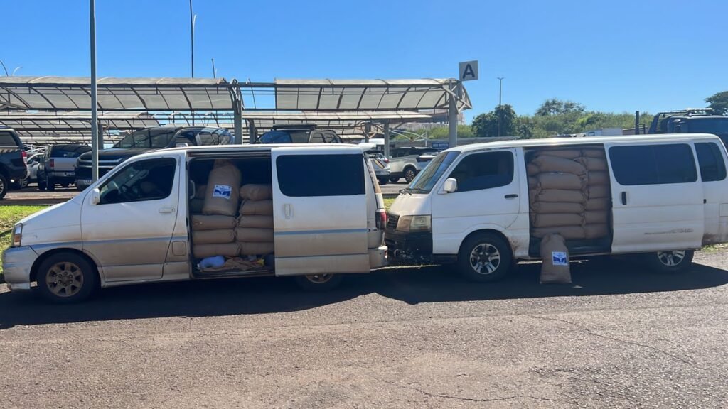 PF apreende 5,5 toneladas de produtos alimentícios contrabandeados em Foz do Iguaçu, PR.