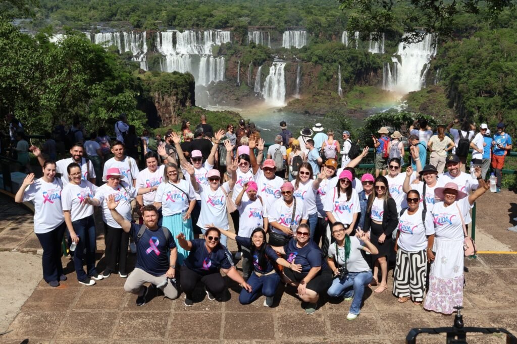 Pacientes em tratamento oncológico se emocionam em passeio às Cataratas