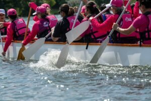 Funcionárias terceirizadas participaram do passeio de barco da categoria canoagem Dragon Boat