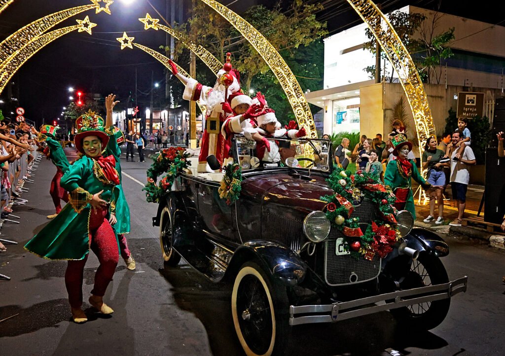 Parada de Natal 2024 em Foz do Iguaçu é 100% iguaçuense. Foto: Christian Rizzi