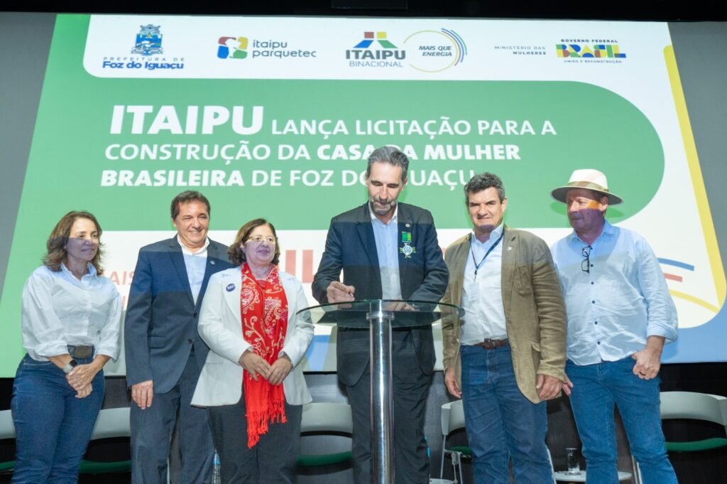 Autoridades assinam termo de lançamento de edital para construção da Casa da Mulher Brasileira em Foz