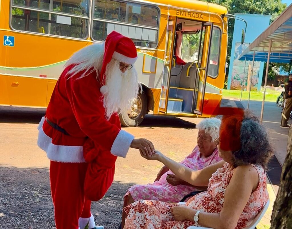 Colaboradores e fornecedores da VISAC (Viação Santa Clara) entregaram 760 quilos de alimentos ao Lar dos Velhinhos, em Foz do Iguaçu, nessa terça-feira (17).