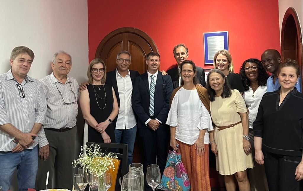 Membros da Aliança Francesa junto ao cônsul honorário da AF de Foz do Iguaçu, Geferson Ecker, e ao cônsul de São Paulo, Sr. Yves Teyssier d'Orfeuil, ao qual o consulado de Foz estará vinculado. Fotos: Assessoria/Divulgação