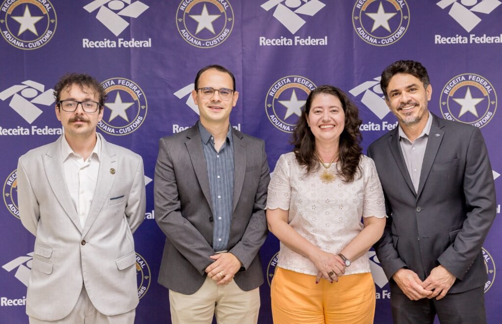 De esquerda a direita: O auditor-fiscal Guilherme de Andrade Palmieri, o professor Micael Alvino da Silva, a reitora Diana Araujo e o delegado Claudio Roberto Caetano Marques
