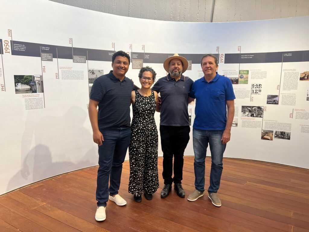 Da esquerda para a direita, o diretor de Turismo do Itaipu Parquetec, Yuri Benites, a gerente Turismo Sustentável do Itaipu Parquetec, Silvana Gomes, o diretor-presidente da Fundação Cultural Juca Rodrigues e o prefeito de Foz do Iguaçu Chico Brasileiro.